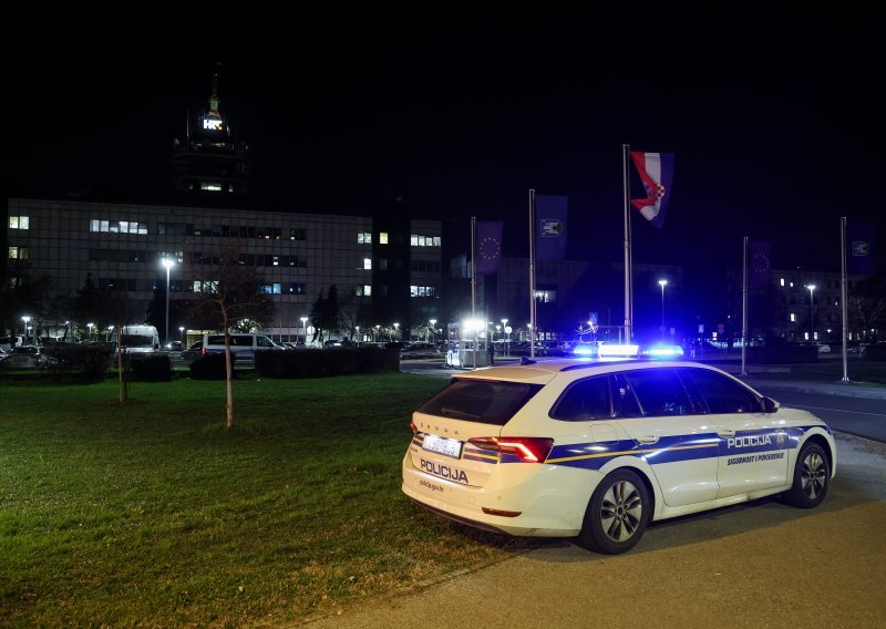 FOTO Prosvjeduju na Prisavlju ispred HRT-a protiv Eurosonga