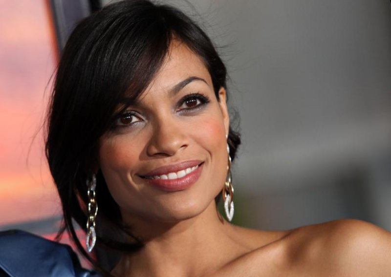 Rosario Dawson želi zavesti Colina Farrella