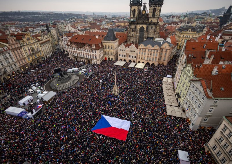 Masovni prosvjedi u Češkoj: 'Stojim uz predsjednika'