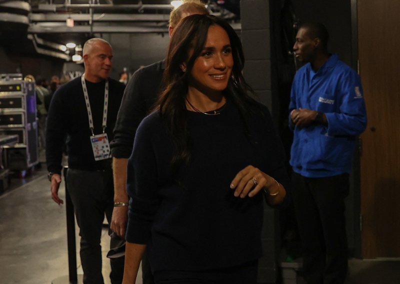 Izgleda kao milijun dolara, a nosi ono što svi imamo: Dobre traperice i jedan detalj su sve što vam treba