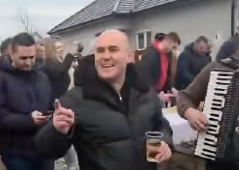 Dok je pjevao skandaloznu pjesmu, s Dabrom su u društvu bili i policajci