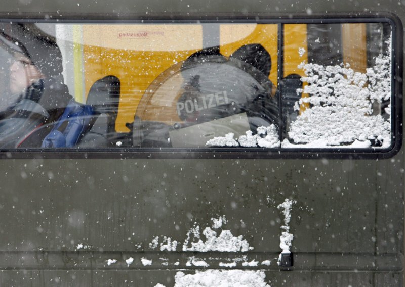 Vlak u Švicarskoj iskočio iz tračnica, ima ozlijeđenih: Svemu kumovala lavina?