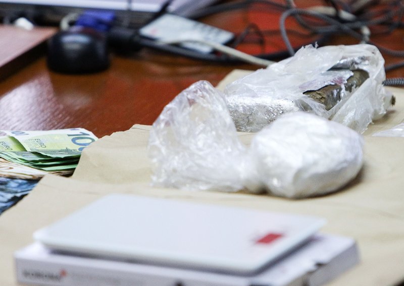Trogirska policija u stanu žene pronašla više od kilograma amfetamina