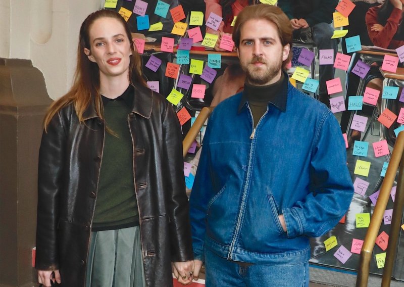 Kao iz filma: Zvijezda 'Stranger Thingsa' očarala u raskošnoj vjenčanici s retro vibrom