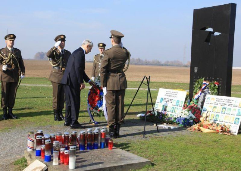 Presidents Tadic and Josipovic arrive at Ovcara memorial complex