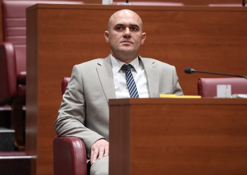 Bačić kratko o Dabrinom pjevanju: 'Od toga nitko nema koristi'