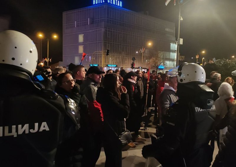 Incident na prosvjedu u Novom Sadu: Pristaše Vučićevog SNS-a napali građane, studentu razbili glavu