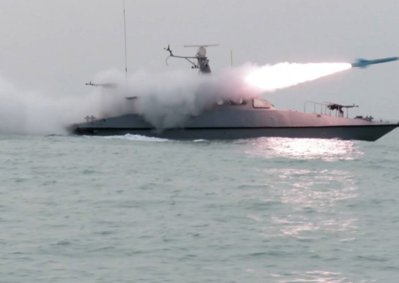 Udarnu skupinu SAD-a predvodi nosač aviona s tri razarača; Iran reagirao demonstracijom sile
