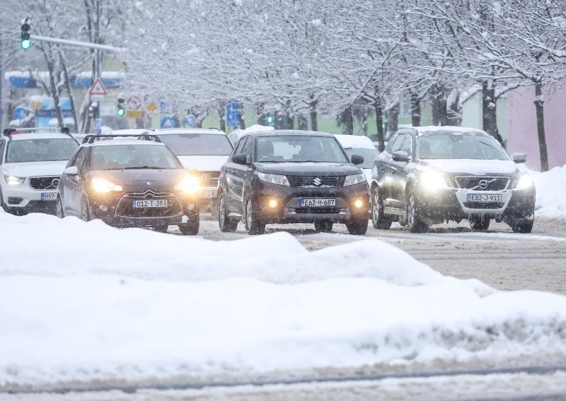 Gusti snijeg u susjedstvu stvorio prometne probleme: Evo gdje je najkritičnije