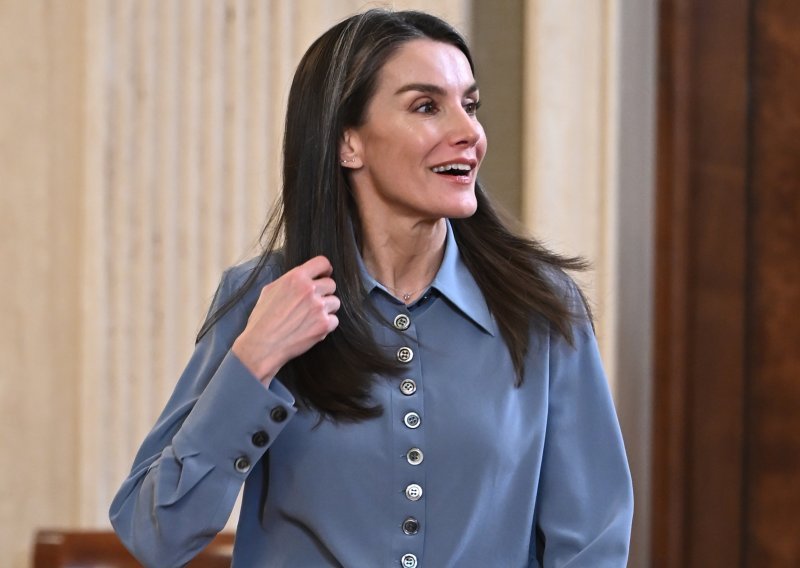 Mnoge žene bi ovo sakrile, ali ona ne: Kraljica oduševila sijedim pramenovima