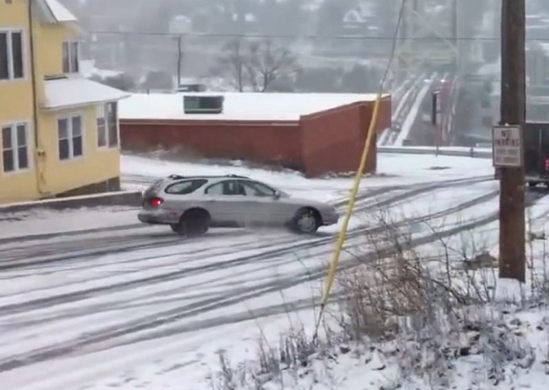 Ovako se skreće kad vam auto prokliže na snijegu!