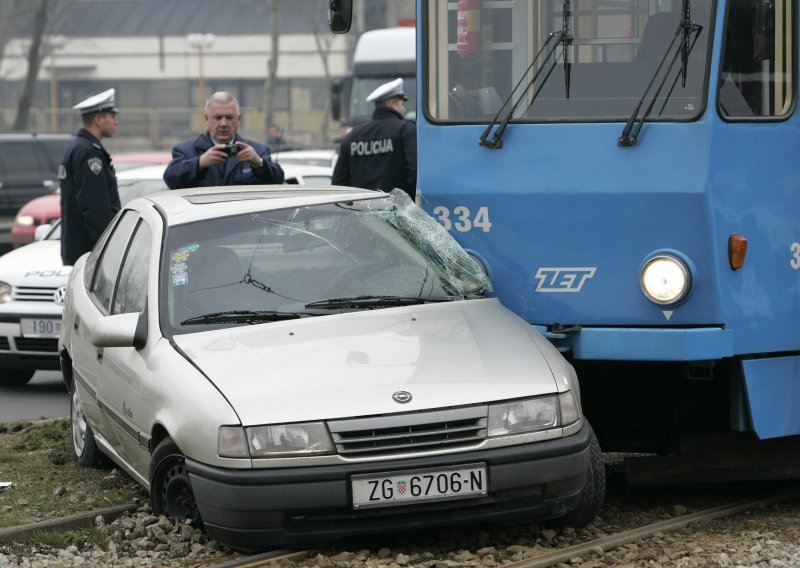 Sudar tramvaja i tri automobila u Dubravi