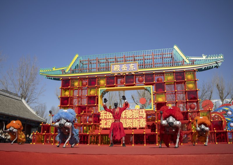 VIDEO Plešu, igraju nogomet i kuhaju: Humanoidni roboti ukrali show na novogodišnjoj proslavi