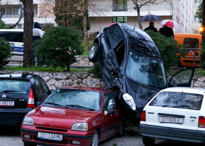 Sudario se pa sletio na parkirana vozila