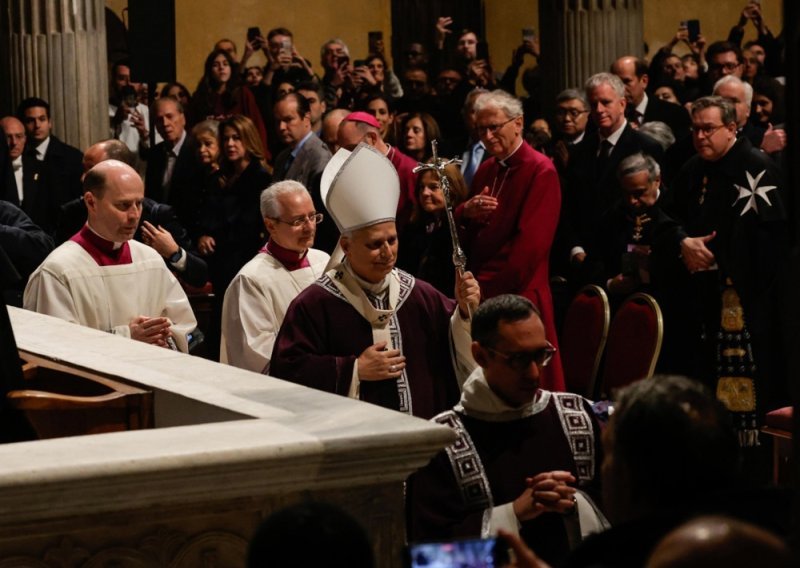 Papa posipao pepeo po vjernicima: Žalim zbog svijeta u plamenu