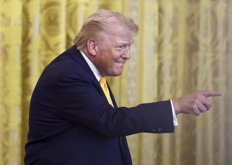 Najgore dosad: Trump opet sakrio modrice obilnim slojem pudera, a objašnjenje Bijele kuće ne drži vodu