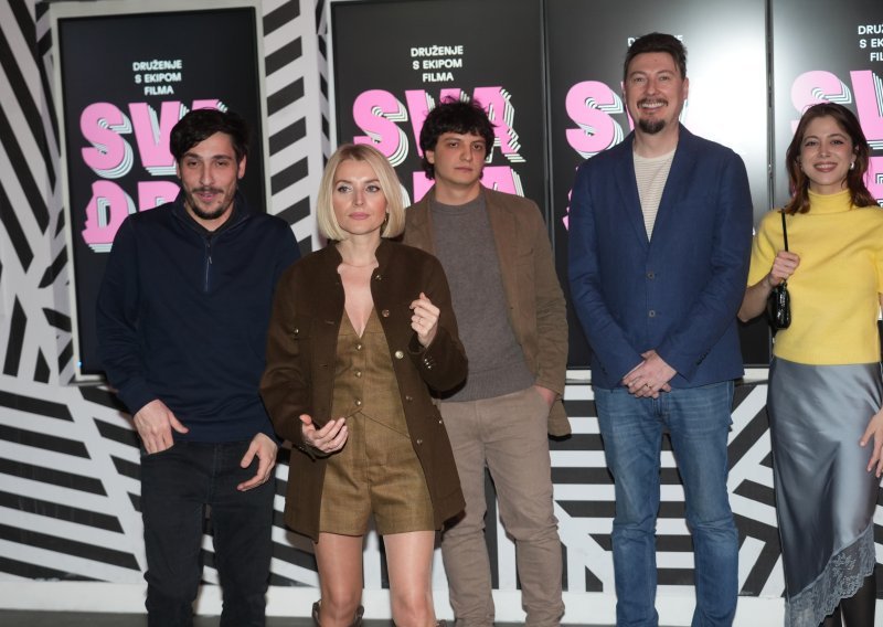 Anđelka Stević Žugić zapalila Beograd u izdanju koje obara s nogu: Kratke hlače, čizme i savršen bob