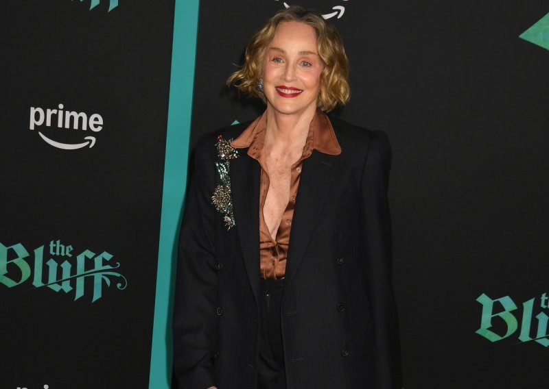Ima 67, a izgleda kao da joj je 37: Nova frizura Sharon Stone briše godine s lica