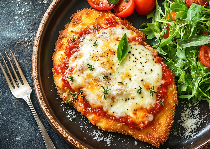 Talijani su ludi za ovom hrskavom piletinom sa sirom i rajčicom