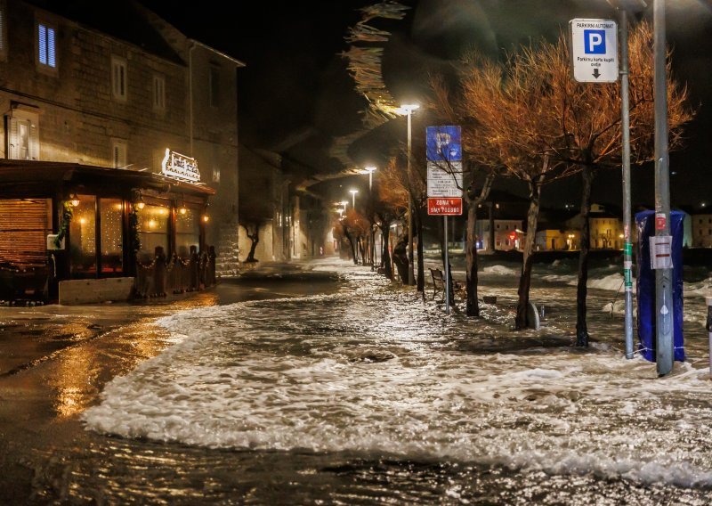 Olujno jugo opet radi probleme: Izlilo se more u Kaštelima, mještani dižu brane