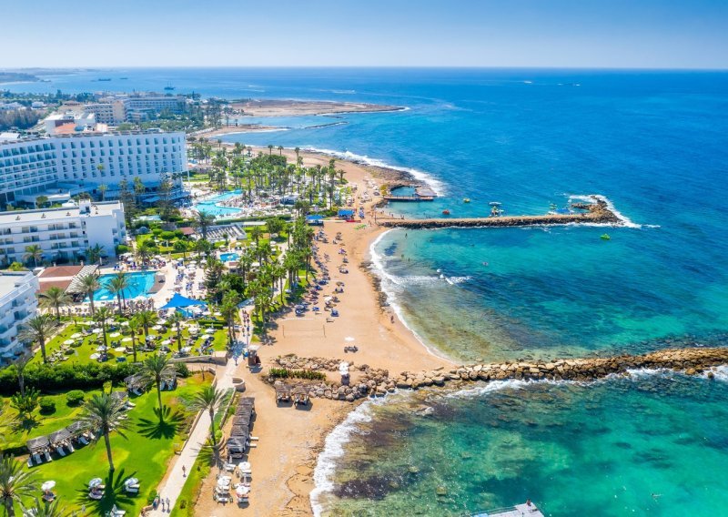 Ni Grčka, ni Španjolska: Ovaj sunčani otok pravi je raj za Hrvate, uz jeftine letove iz Zagreba