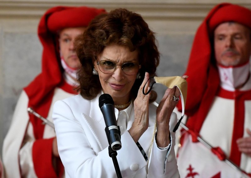 Nakon dugo vremena pojavila se u javnosti: Sophia Loren na crveni tepih stigla sa sinom