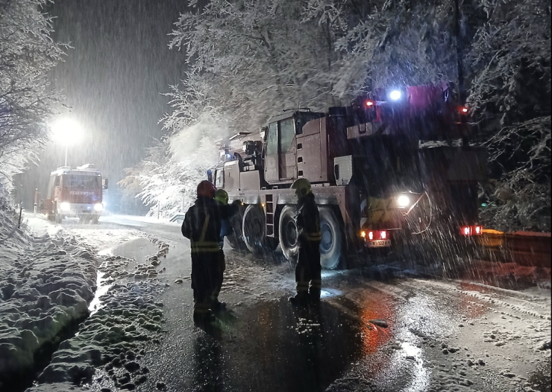 Austrija zatrpana pod snijegom: Mlad čovjek poginuo pod ralicom, tisuće su bez struje