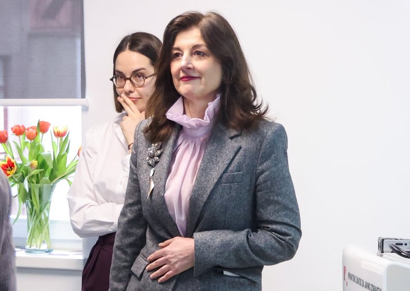 Sanja Musić Milanović pokazala kako nositi sivo odijelo i izdužiti siluetu