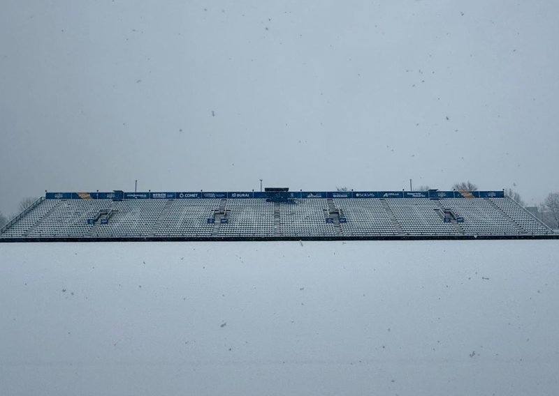 Ovako izgleda teren na kojem će igrati Varaždin i Dinamo. Klub zove upomoć i nudi hranu, kuhano vino, ulaznice...