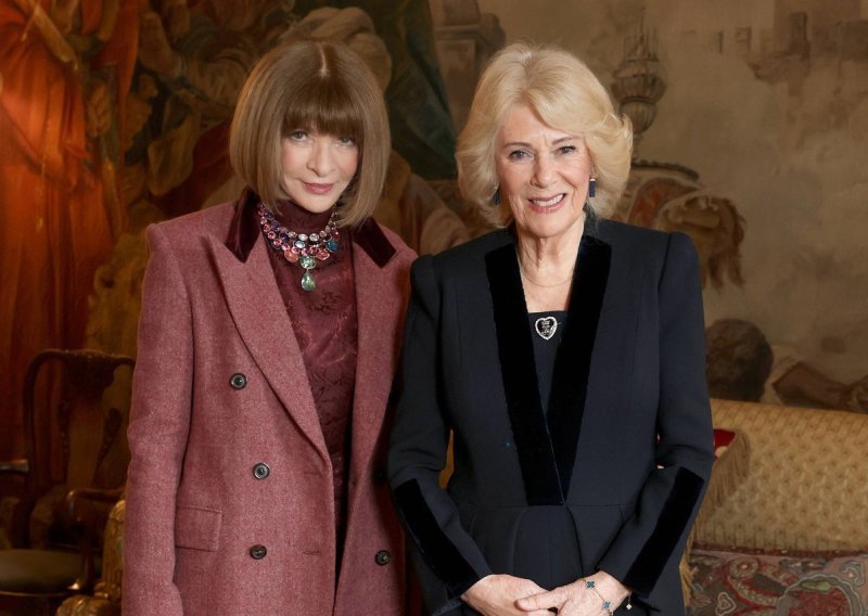 Anna Wintour kod kraljice Camille u haljini i kaputu kakve nosi godinama