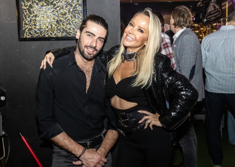 Maja i Šime ne skidaju ruke jedno s drugoga: Poljupci i maženje i na letu za novu destinaciju