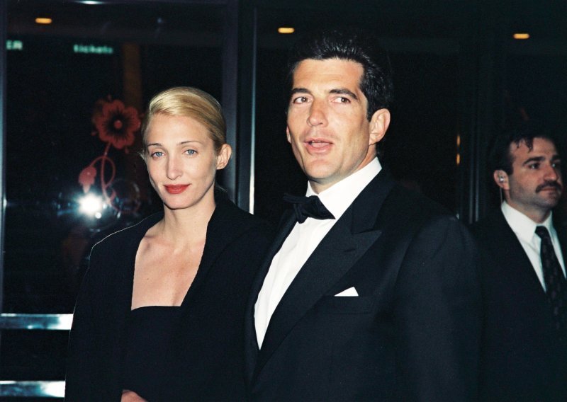 Zaručnički prsten Carolyn Bessette krio je emotivnu vezu s Jackie, a ni danas se ne zna gdje je