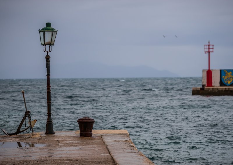 Crnogorski trajekt pokvario se kod Hvara, uspješno prepraćen do otoka