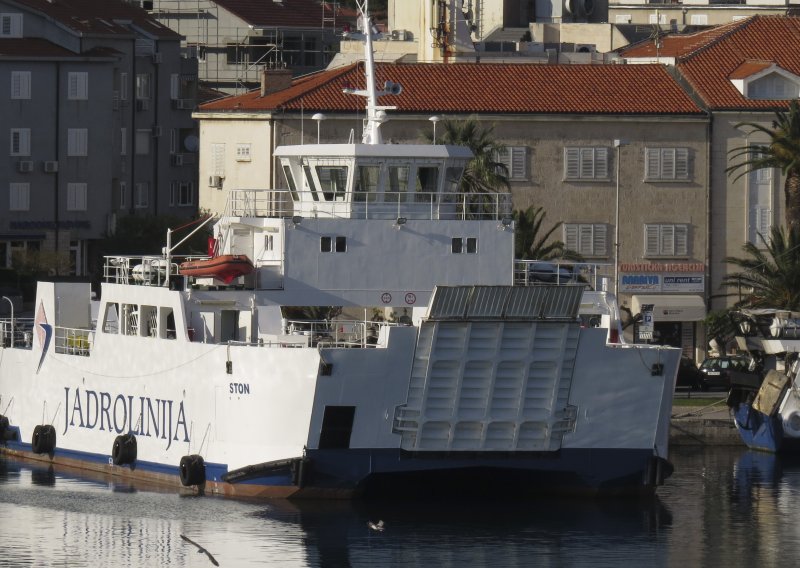 Trajekt Ston u luci Ploče udario u remorker