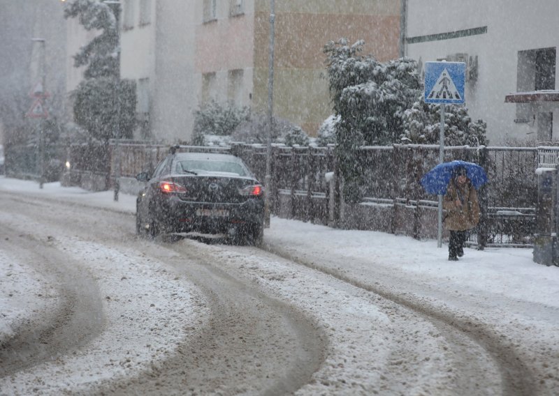 Sjever Hrvatske u kaosu zbog snijega: Cijela županija bez struje, izletio autobus s putnicima