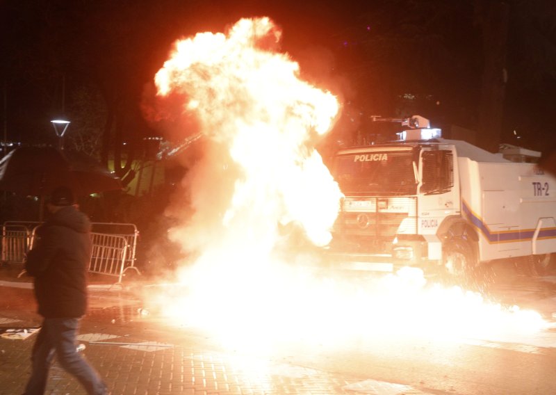 Ponovno zakuhalo u Tirani: Ovako izgleda ulični rat između policije i oporbenih prosvjednika