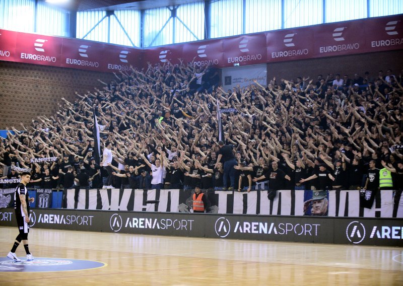 Kaos u Nišu: Grobari uzrokovali prekid utakmice Partizana, letjeli upaljači