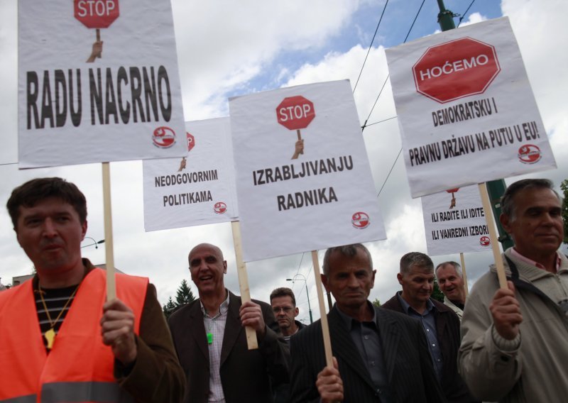 Prosvjednici u Sarajevu pokupili smeće i razišli se