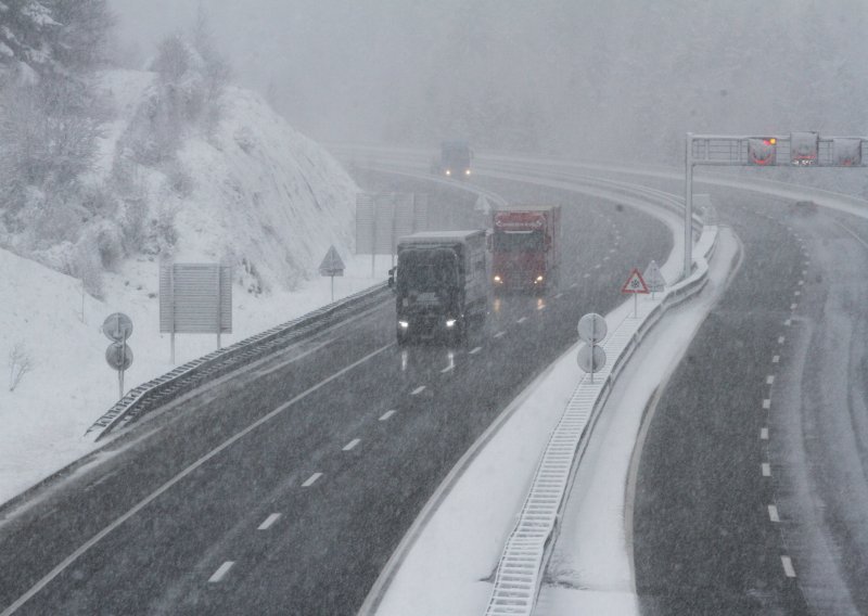 Zimski uvjeti u Lici, a zbog vjetra vrijede ograničenja za neke skupine vozila