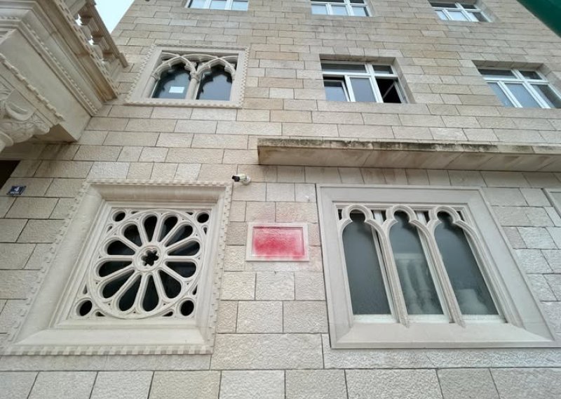 Pogledajte što su napravili vandali na školi u Pučišćima: To je ploča posvećena našim djedovima i očevima