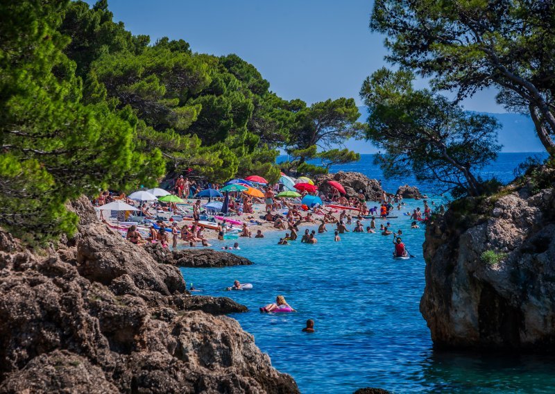 Bitka za ležaljke i suncobrane pod Biokovom: Koncesije dosegle 128 tisuća eura