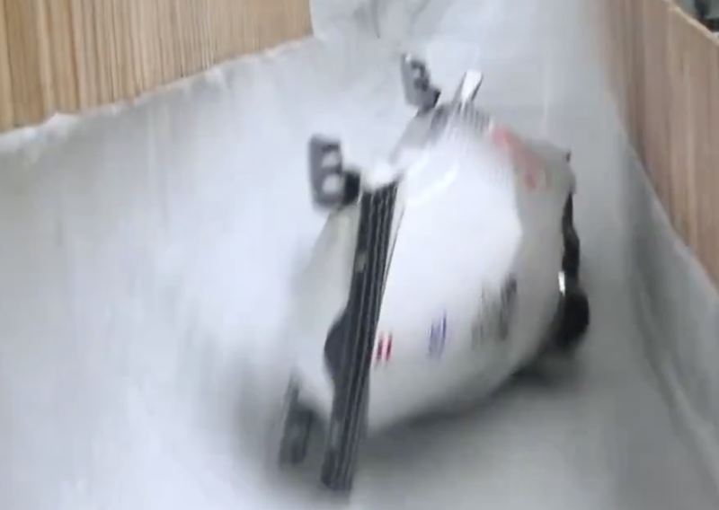 Nova drama na Igrama! Austrijski bob se prevrnuo pri 110 km/h, član posade završio u bolnici