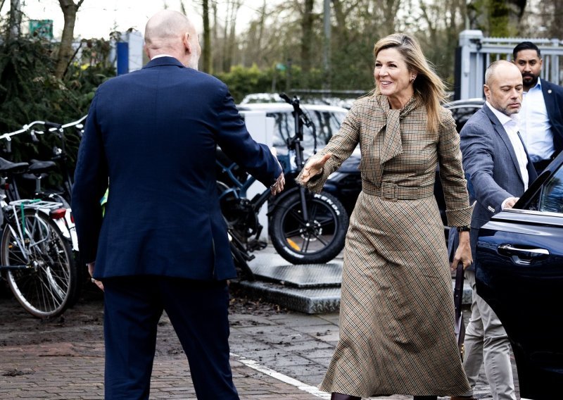 Lekcija o stilu u 50-ima: Bapsku haljinu pretvorila je u najelegantniji zimski komad