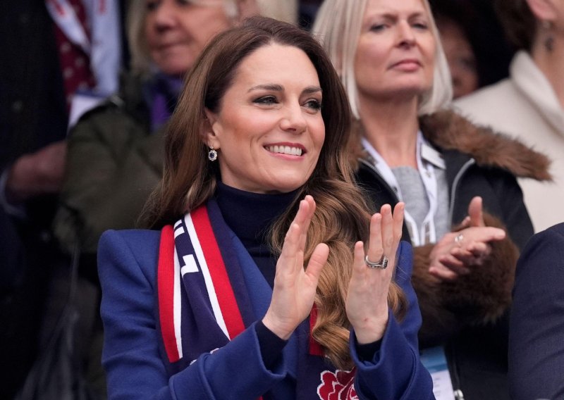 Smijeh na tribinama nakon 'tjedna iz pakla': Prvo pojavljivanje Kate Middleton u javnosti