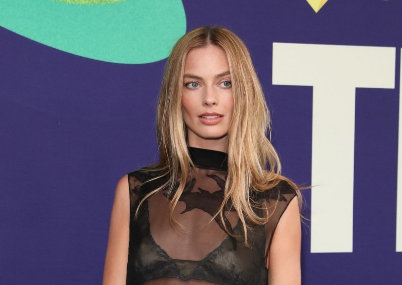 Bez šišanja i nove boje: Ovaj mali trik s kosom pomlađuje u jednom potezu