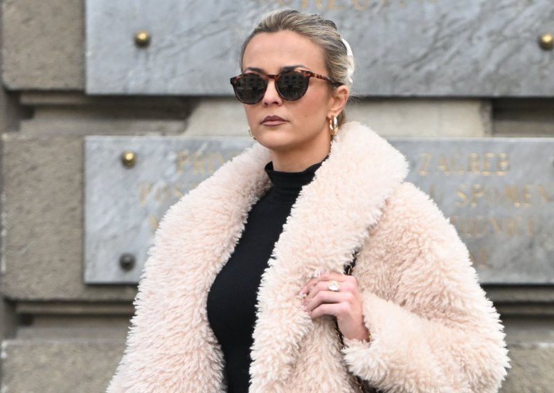 Lekcija iz stila na špici: Dama u upečatljivom kaputu privukla svu pozornost