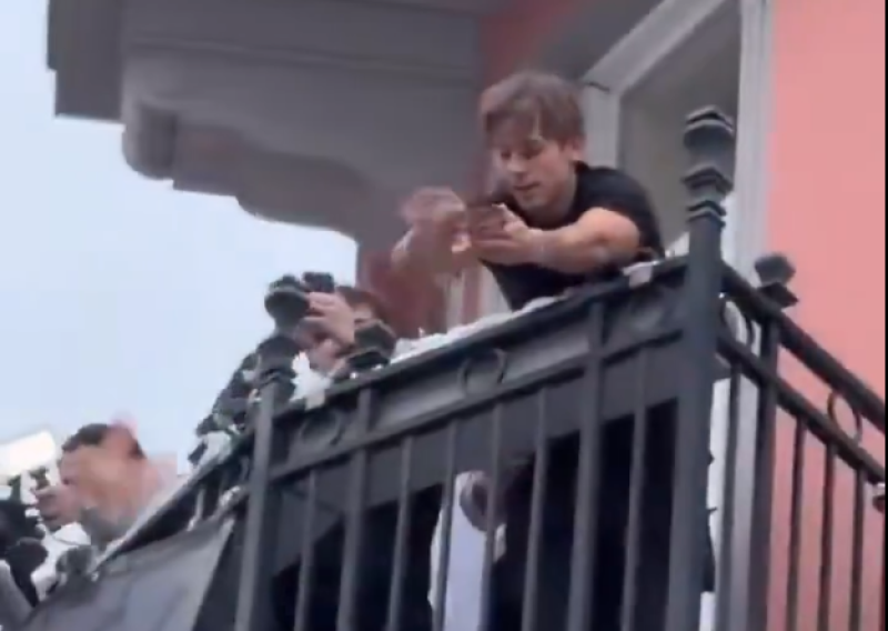 Kaos u centru Beča: S balkona bacio 10.000 eura, gomila jurila za njima