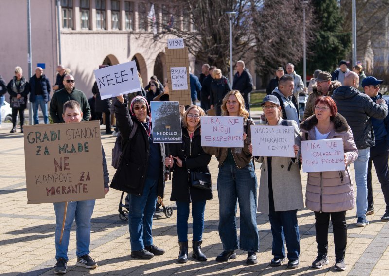 U Korenici prosvjedovali protiv gradnje migrantskog centra. Pogledajte transparente