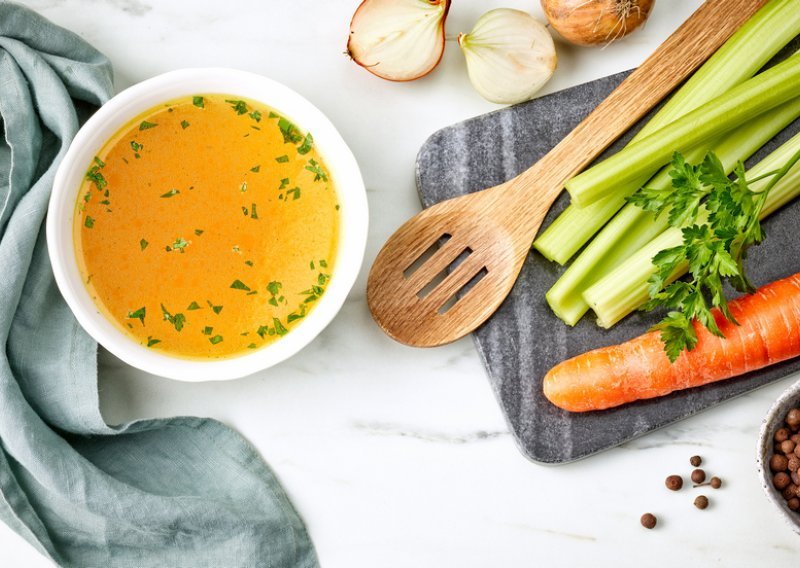 Domaća juha liječi i spašava svako jelo, a gotova je za manje od sat vremena