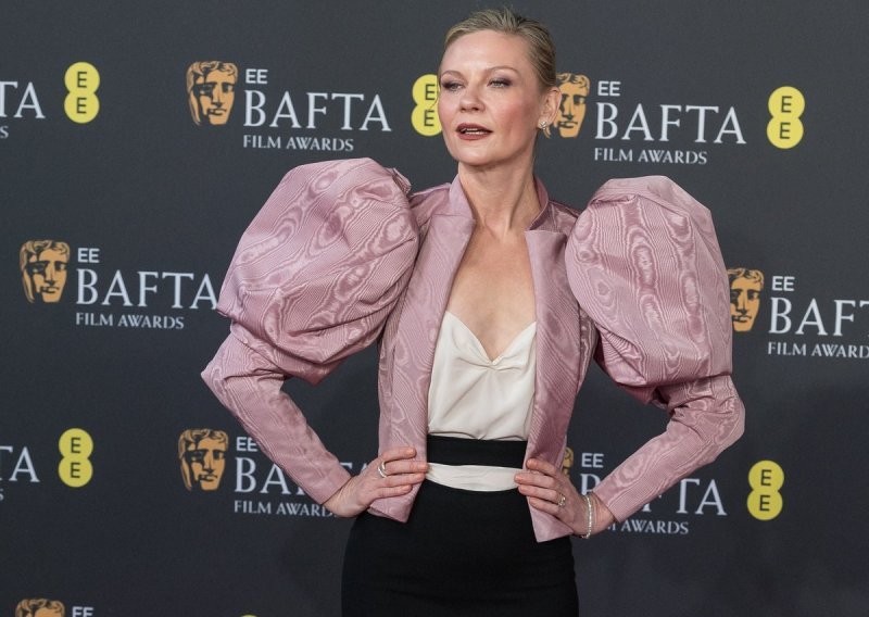 Neugodna scena na Baftinu tulumu: Kirsten Dunst pred kamerama se rasparala suknja